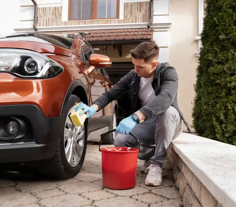 Lavage auto à domicile Barby : professionnel intervenant sur un véhicule